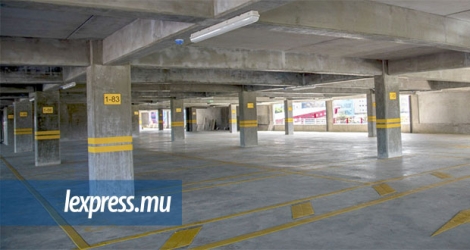 Le parking contient 934 aires de stationnement répartis sur huit étages.