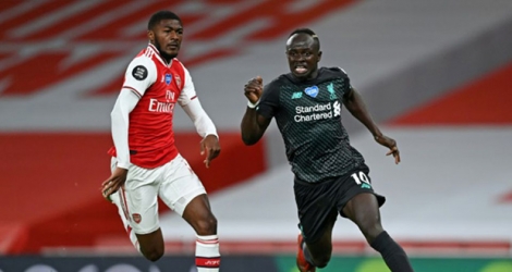 L'attaquant sénégalais de Liverpool Sadio Mané (d) devance le milieu d'Arsenal Ainsley Maitland-Niles, le 15 juillet 2020 à Londres.
