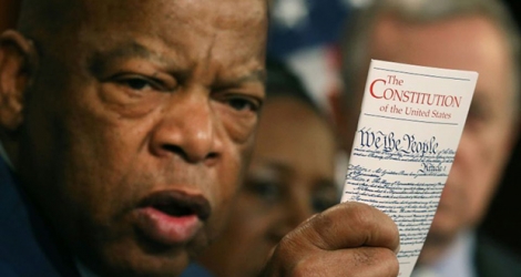 John Lewis brandissant un exemplaire de la Constitution américaine à Washington, le 2 mars 2016.