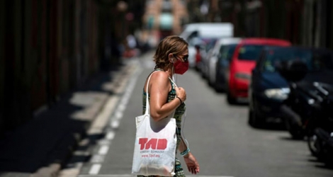 Une femme portant un masque dans un quartier de Barcelone, le 18 juillet 2020.