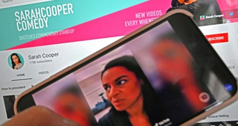 Capture de l'écran d'un portable le 16 juillet 2020 montrant des mimiques de l'humoriste Sarah Cooper imitant sur sa chaine YouTube SarahCooper Comedy channel le président Trump.