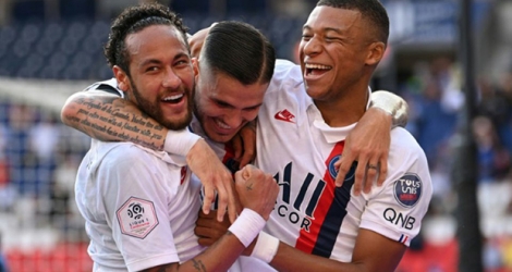 Neymar, Mauro Icardi et Kylian Mbappé célèbrent un but contre Waasland-Beveren, le 17 juillet 2020 au Parc des princes.