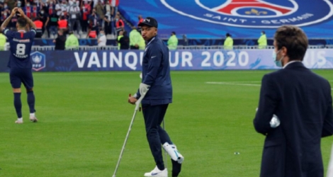 L'attaquant du Paris Saint-Germain Kylian Mbappé, blessé lors de la finale de la Coupe de France, le 24 juillet au Stade de France à Saint-Denis Photo GEOFFROY VAN DER HASSELT. AFP