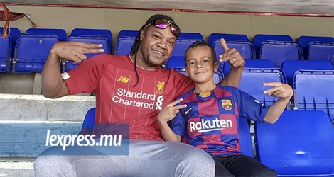 Aubin Agathe, accompagné de son fils Nolan, n’a pas hésité à se pointer au «Camp Nou» avec son maillot des «Reds», peu après la fameuse «remontada» contre Barcelone… 