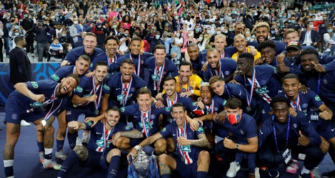 Les joueurs du PSG posent avec la Coupe de France remportée face à Saint-Etienne, le 24 juillet 2020 au Stade de France.