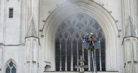 Des pompiers luttent contre l'incendie de la cathédrale Saint-Pierre-et-Saint-Paul à Nantes le 18 juillet 2020.