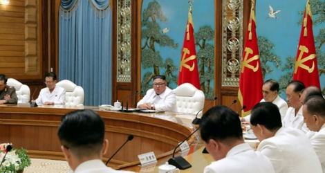 Une photo prise le 25 juillet 2020 et publiée par l'agence officielle sud-coréenne KCNA le 26 juillet montre le leader nord-coréen Kim Jong Un (au centre) participant à une réunion d'urgence du bureau politique dans un lieu non précisé.