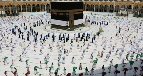 Des pèlerins tournant autour de la Kaaba au coeur de la Grande Mosquée de La Mecque au début d'un hajj très restrint cette année pour cause de coronavirus, le 29 juillet 2020.