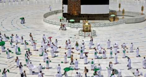 Des pèlerins tournant autour de la Kaaba au coeur de la Grande Mosquée de La Mecque au début d'un hajj très restrint cette année pour cause de coronavirus, le 29 juillet 2020 Photo -. AFP