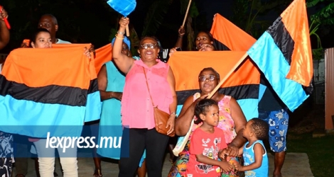 Des Chagossiens éclatant de joie, après l’avis consultatif de la Cour internationale de justice émis en leur faveur, le 25 février 2019.