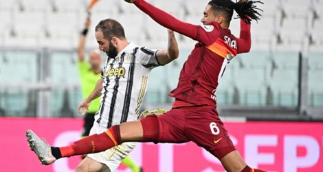 L'attaquant argentin de la Juventus, Gonzalo Higuain (g), à la lutte avec le défenseur de l'AS Rome, Chris Smalling, lors du match de Serie A à Turin, le 1er août 2020.