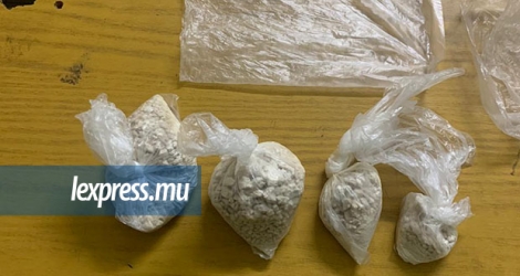 Quatre sachets en plastiques contenant au total 299 grammes d’héroïne ont été saisis sur lui. 