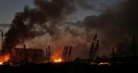Le port de Beyrouth en flammes après deux puissantes explosions, le 4 août 2020 au Liban.