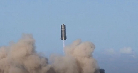 Le prototype de Starship est, à ce stade, très grossier: un grand cylindre métallique qui reste plus petit que la future fusée. (Capture d’écran)