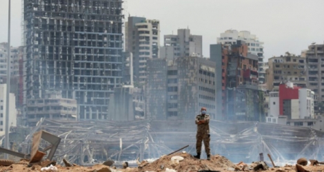 Un soldat devant des immeubles et bâtiements détruits par des explosions au port de Beyrouth, le 6 août 2020 au Liban Photo Thibault Camus. AFP