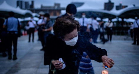 Une visiteuse du mémorial de Hiroshima brûle de l'encens pour honorer les victimes de la bombe atomique, le 6 août 2020.