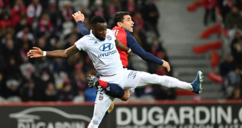 L'attaquant ivoirien de Lyon Maxwell Cornet (en blanc) contre Lyon en Ligue 1 le 8 mars 2020 au stade Pierre-Mauroy à Villeneuve-d'Ascq.