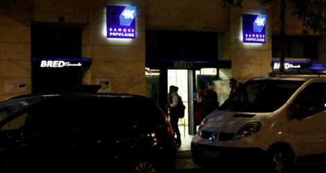 Des policiers devant une agence bancaire de la Bred où un homme a retenu en otages sept personnes, le 6 août 2020 au Havre.