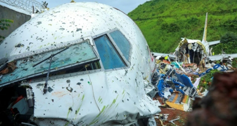 La carcasse d'un avion d'Air India Express accidenté à l'aéroport de Kozhikode, dans le sud de l'Inde, le 8 août 2020.