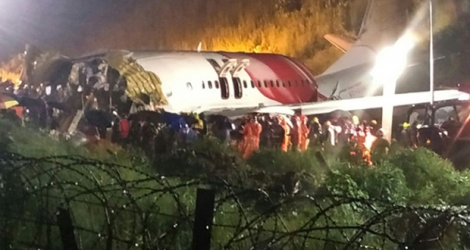 La carcasse de l'avion qui s'est crashé à l'atterrissage à Kozhikode, en Inde, le 7 août 2020.