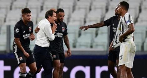 La joie des Lyonnais et de leur entraîneur Rudi Garcia après la qualification pour les quarts de finale de la Ligue des champions aux dépens de la Juventus, le 7 août 2020 à Turin.