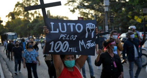 Hommage aux 100 000 morts du coronavirus au Brésil, le 7 août 2020 dans une rue de Sao Paulo.