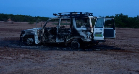 L'épave calcinée du véhicule pris pour cible par des assaillants en moto qui ont tué ses huit passagers, 6 Français et deux Nigériens, le 9 aôut 2020 dans la région de Kouré, au Niger Photo BOUREIMA HAMA. AFP