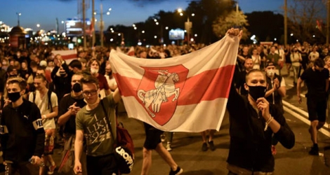 Manifestation d'opposants après la fermeture des bureaux de vote pour l'élection présidentielle au Bélarus, à Minsk, le 9 août 2020.