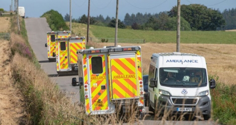 Des ambulances près du site d'un déraillement de train, le 12 août 2020 à Stonehaven, dans le nord-est de l'Ecosse.