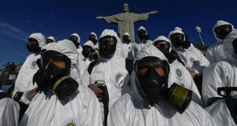Des militaires désinfectent les abords de la statue du Christ Rédempteur à Rio de Janeiro le 13 août 2020.