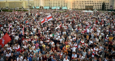 Des manifestants opposés à la réélection du président Loukachenko rassemblés place de l'Indépendance, le 18 août 2020 à Minsk, au Bélarus.