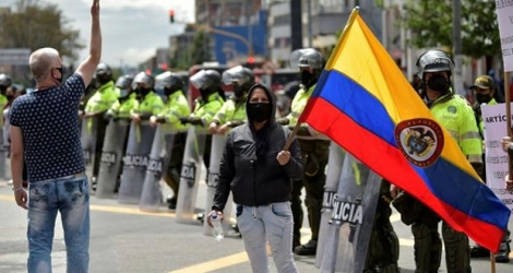 Un homme et une femme protestent dans une manifestation de commerçants contre le nouveau confinement imposé à Bogota, le 20 août 2020.