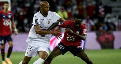 L'attaquant de Lille Jonathan Ikoné (d) marqué par le milieu de Rennes Steven Nzonzi, le 22 août 2020 à Villeneuve-d'Ascq Photo FRANCOIS LO PRESTI. AFP