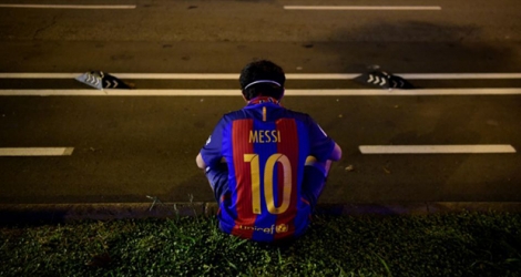 Un fan du FC Barcelone avec le maillot de Messi devant le Camp Nou, le 26 août 2020.