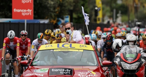 Le directeur du Tour de France Christian Prudhomme s'apprête à donner le départ de la 1ère étape de la course cycliste, le 29 août 2020 à Nice.