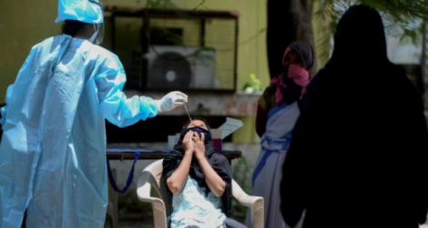 Un agent sanitaire effectue un test de dépistage du coronavirus à Hyderabad, en Inde, le 31 août 2020 Photo NOAH SEELAM. AFP