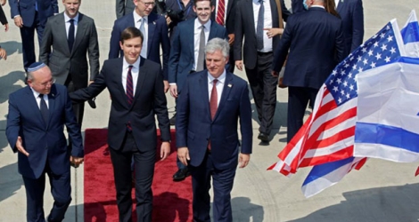 Jared Kushner, le conseiller du président américain (C), marche aux côtés du conseiller à la sécurité américain Robert O'Brien (d) et du Meir Ben-Shabbat, chef du Conseil de la sécurité nationale israélien (d), le 31 août 2020 à l'aéroport de Tel Aviv, en Israël.