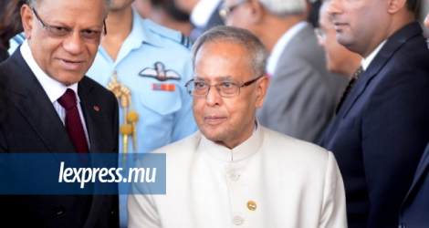 Le Président indien accueilli à l'aeroport de Plaisance par le Premier ministre mauricien en mars 2013.