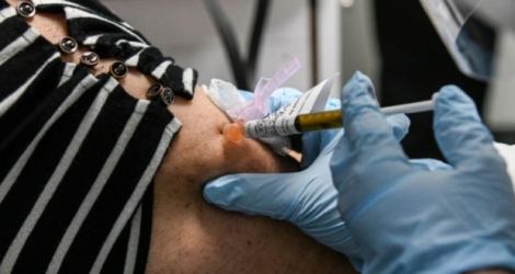 Un test de vaccination le 13 août 2020 mené par Yaquelin De La Cruz au Research center of America à Hollywood (Floride) Photo CHANDAN KHANNA. AFP