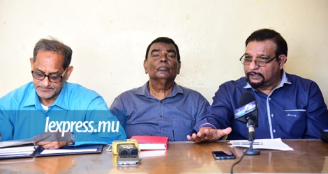 (De gauche à droite) Raffick Bahadoor et Vijay Baumy de la Taxi Proprietors Union ainsi que Deepak Benydin du Congress of Independant Trade Union ont tenu à attirer l'attention des different instances sur les problèmes auxquels  font face les propriétaires de taxi.