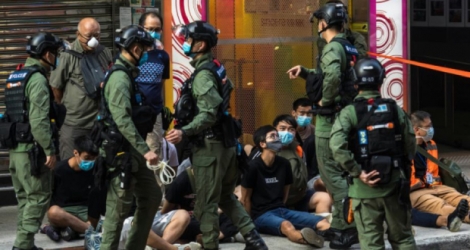 La police arrête des manifestants protestant contre le report des élections législatives, le 6 septembre 2020 à Hong Kong Photo DALE DE LA REY. AFP