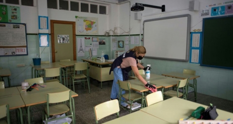 Désinfection d'une classe avant la rentrée scolaire à Ronda, dans le sud de l'Espagne, le 1er septembre 2020.