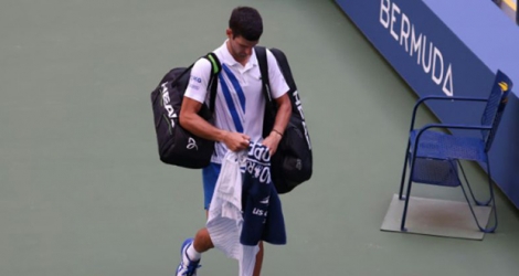 Le Serbe Novak Djokovic quitte le court après sa disqualification pour un geste d'humeur lors du 8e de finale de l'US Open face à l'Espagnol Pablo Carreno, à New York, le 6 septembre 2020.