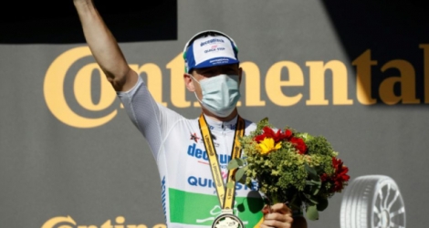 L'Irlandais Sam Bennett sur la 1re marche du podium de la 10e étape du Tour de France, entre Le Chateau d'Oléron et Saint-Martin-de-Ré, le 8 septembre 2020 Photo Sebastien Nogier. AFP