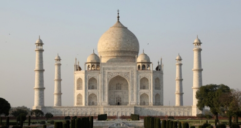 Le Taj Mahal, mausolée de marbre bâti par l'empereur moghol Shah Jahan en mémoire de son épouse bien-aimée Mumtaz Mahal, morte en 1631, avait fermé mi-mars en raison de la pandémie.
