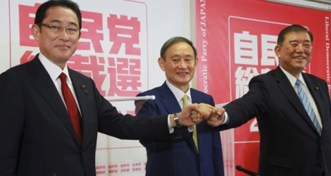 Les candidats du PLD pour succéder au Premier ministre démissionnaire Yoshihide Suga (c), l'ancien ministre de la Défense Shigeru Ishiba (d) et l'ancien ministre des AE Fumio Kishida, lors d'une conférence de presse à Tokyo, le 8 septembre 2020.