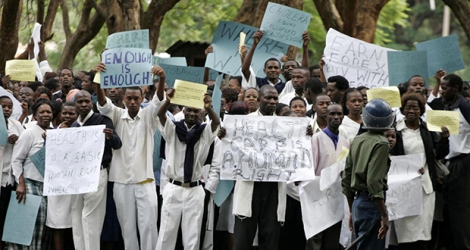 Manifestation des médecins et infirmières dans les rues de Harare, la capitale du Zimbabwe, contre la misère des hôpitaux du pays, le 18 novembre 2008. 