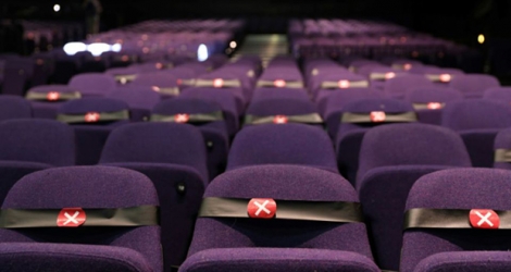 Des fauteuils sont marqués, distanciation sociale oblige, à la reprise de la saison des comédies musicales au Troubadour Wembley Park Theatre, à Londres le 10 septembre 2020.