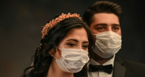 La Turque de 28 ans Ayse Keles et son mari Alp Colak posent masqués pour leurs photos de mariage le 5 septembre 2020 à Istanbul Photo Ozan KOSE. AFP
