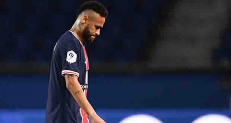 Neymar quitte la pelouse après avoir reçu un carton rouge lors du PSG-Marseille du 13 septembre 2020 au Parc de Princes.